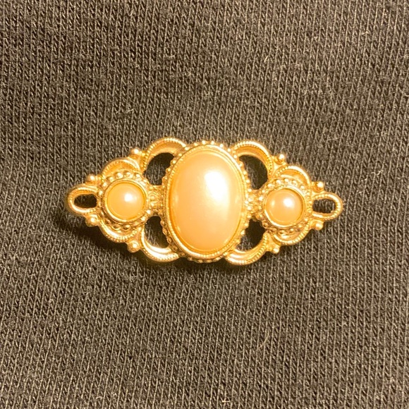 Jewelry - Vintage 1928 Elegant Gold-Tone and Faux Pearl Brooch